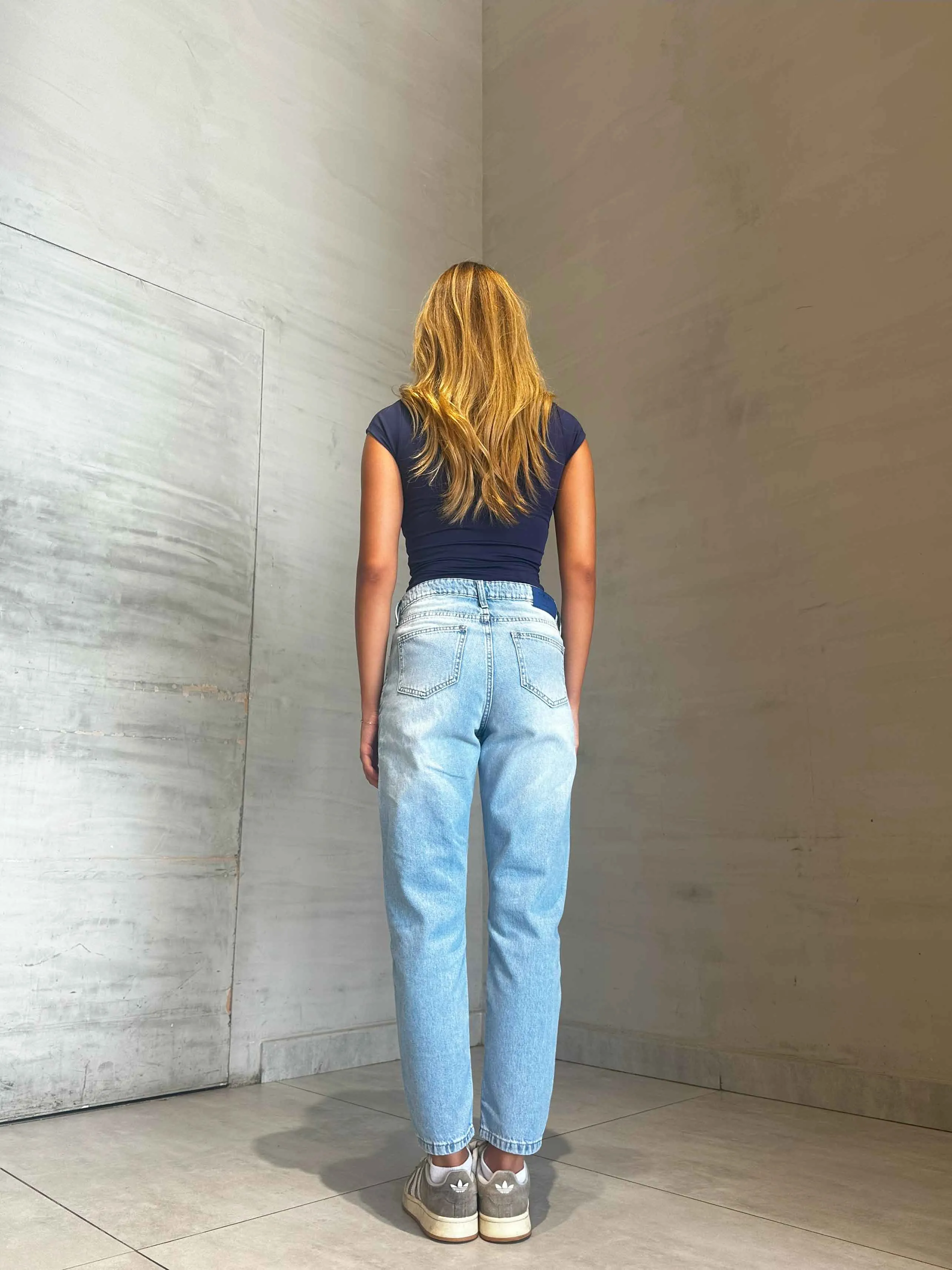 Mom Fit - Light Wash High-Waisted Jeans.