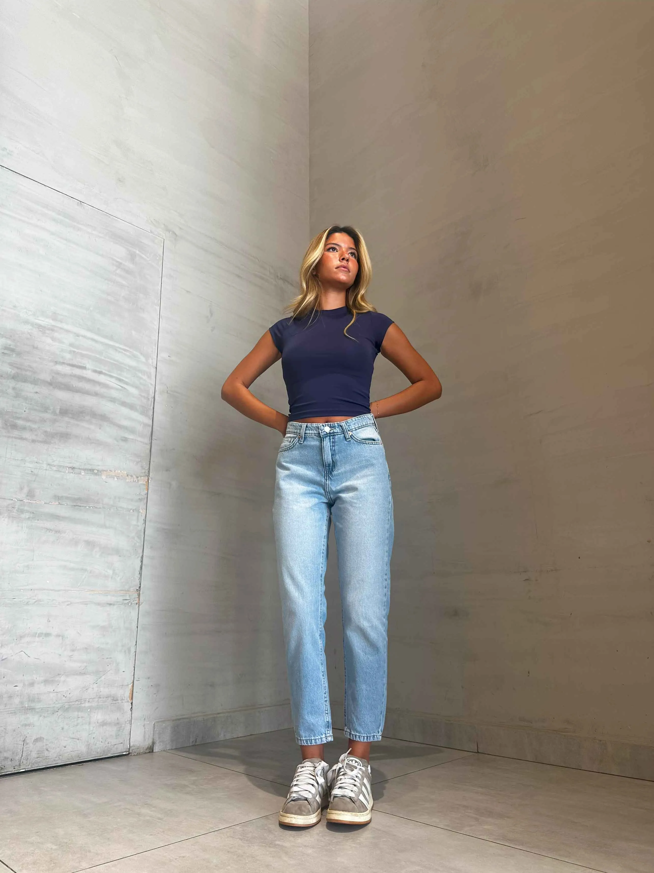 Mom Fit - Light Wash High-Waisted Jeans.